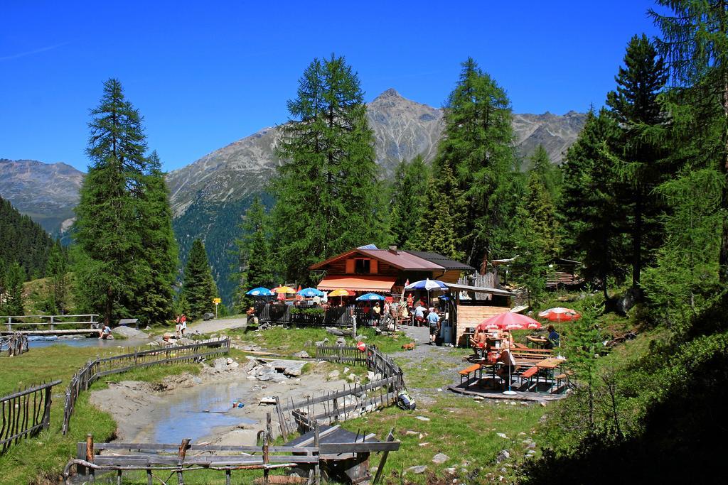 Wellnesshuettendorf Wiese Sankt Leonhard im Pitztal Esterno foto