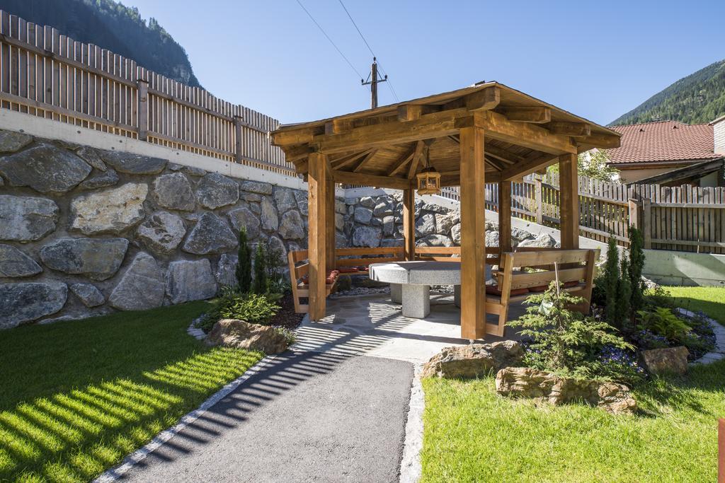 Wellnesshuettendorf Wiese Sankt Leonhard im Pitztal Esterno foto